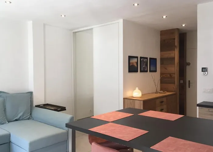 Апартаменти Modern Flat In The Heart Of